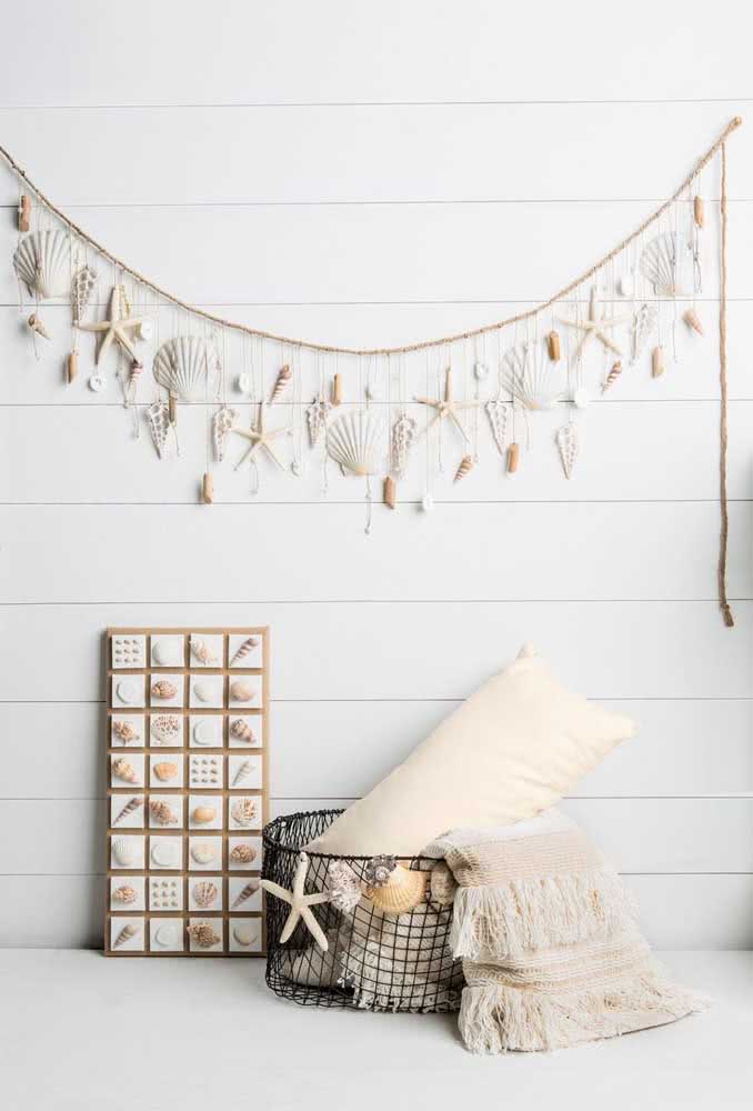 Um cantinho da casa todo reservado para o artesanato com conchas, do varalzinho na parede ao cesto decorado