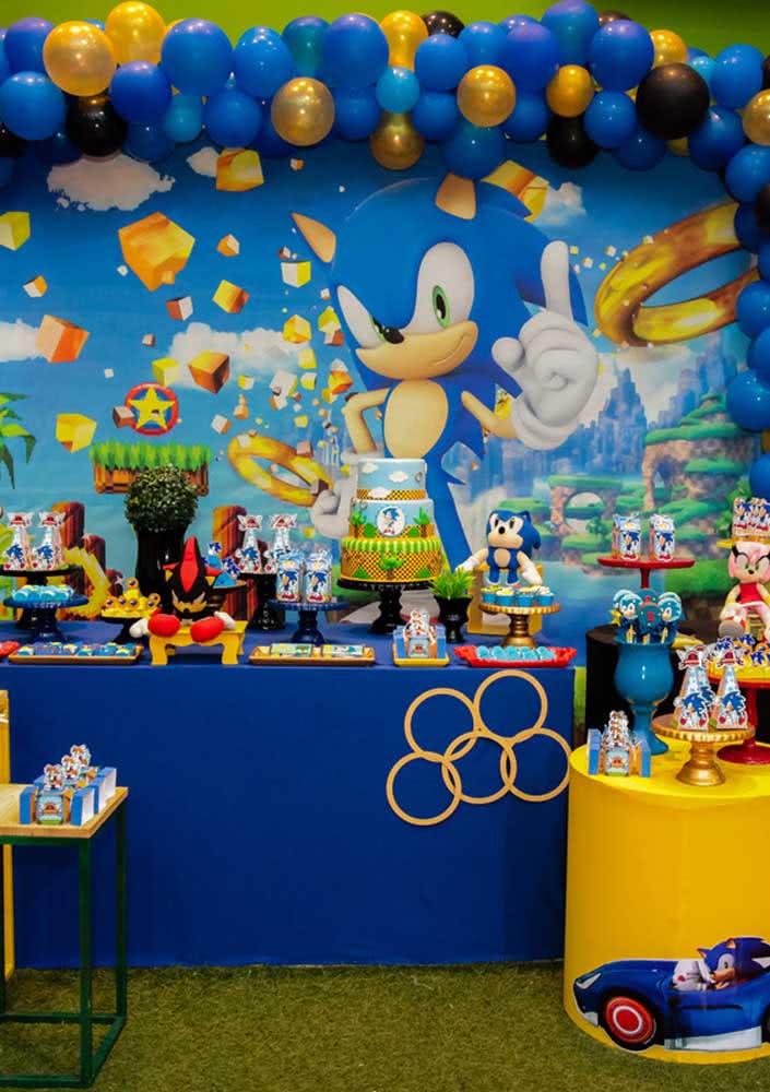 Decoração de festa Sonic com as cores temas do personagem: azul e amarelo
