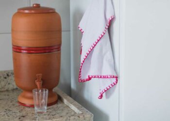 Como limpar filtro de barro: benefícios e dicas de limpeza essenciais