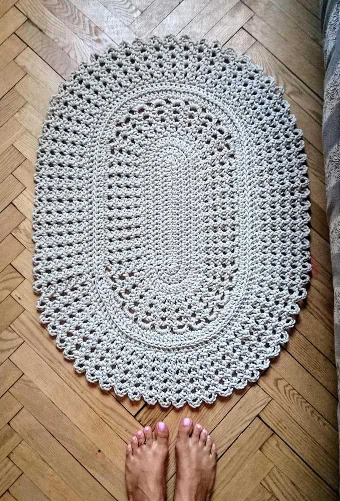Tapete de crochê simples e pequeno para a lateral da cama 