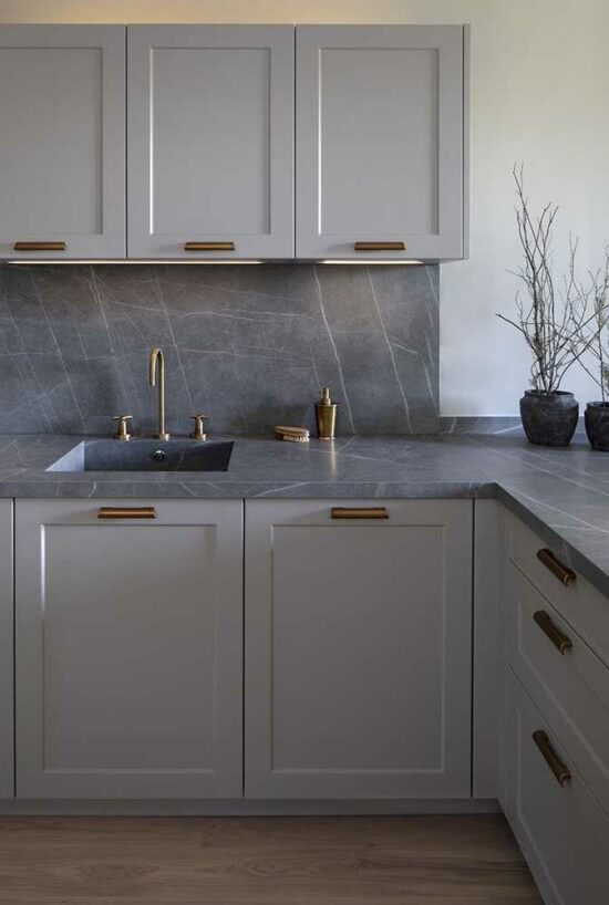 Bancada de porcelanato com iluminação