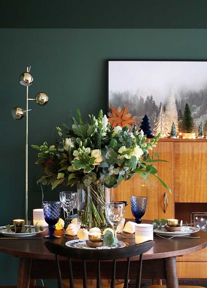 Um grande vaso no centro da mesa chama a atenção e é o destaque desta decoração.