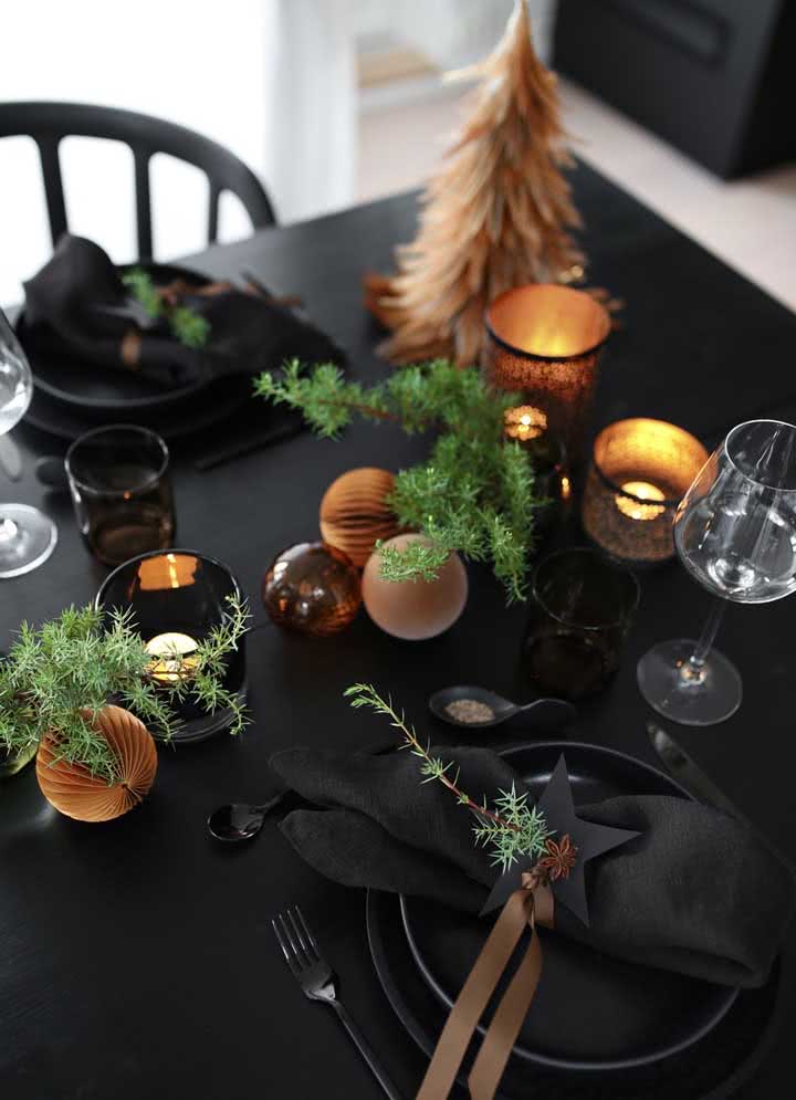 Mesa de Natal preta: aqui as velas se destacam em conjunto com as bolas e a árvore.