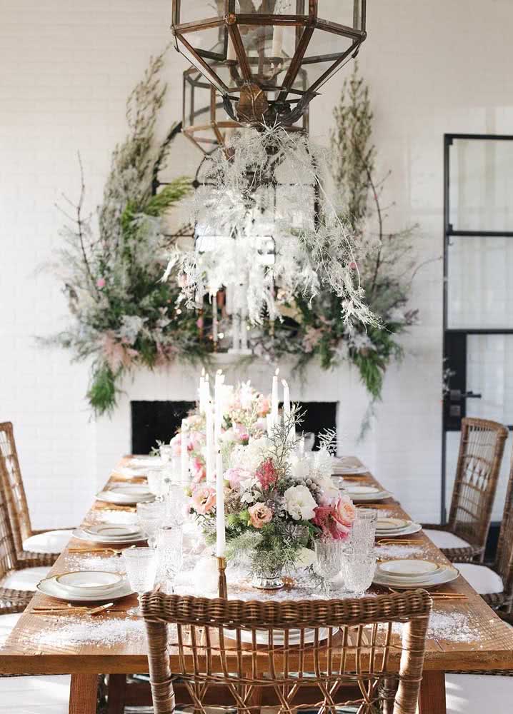 Flores como protagonistas da decoração de mesa grande para vários convidados.