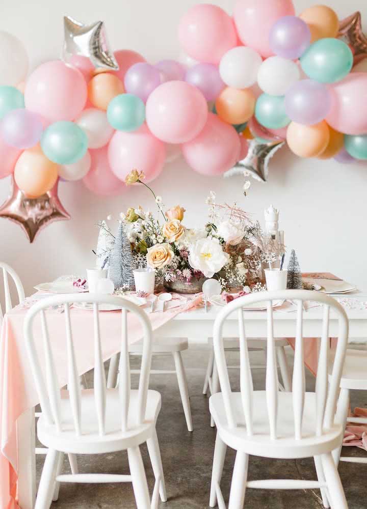 Um arco de balões pode fazer toda a diferença na decoração da sala para a mesa de Natal.