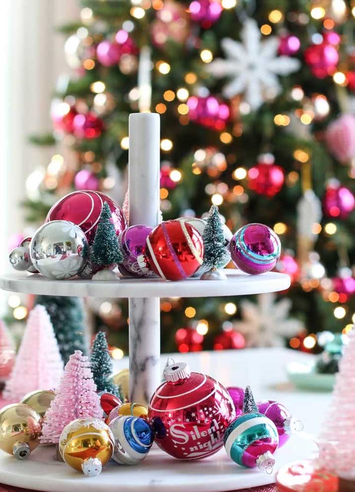Bolas de diferentes tipos para enfeitar a mesa de Natal perfeita.