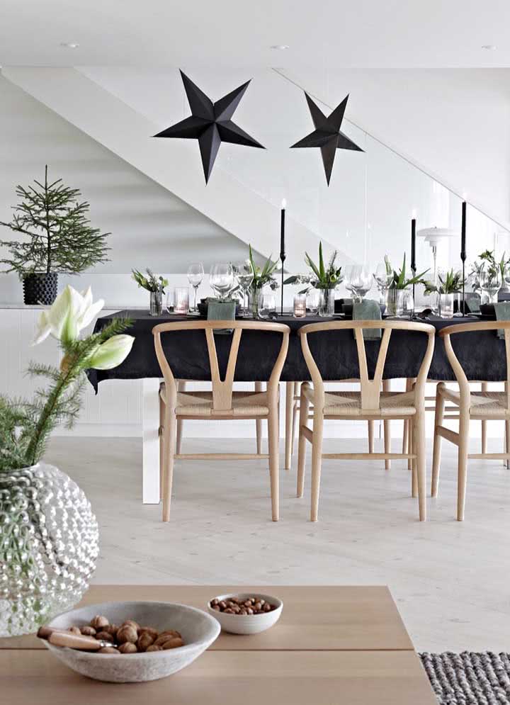 Decoração de Natal preta e branca: ideal para ambientes mais minimalistas onde o preto não fica tão invasivo.