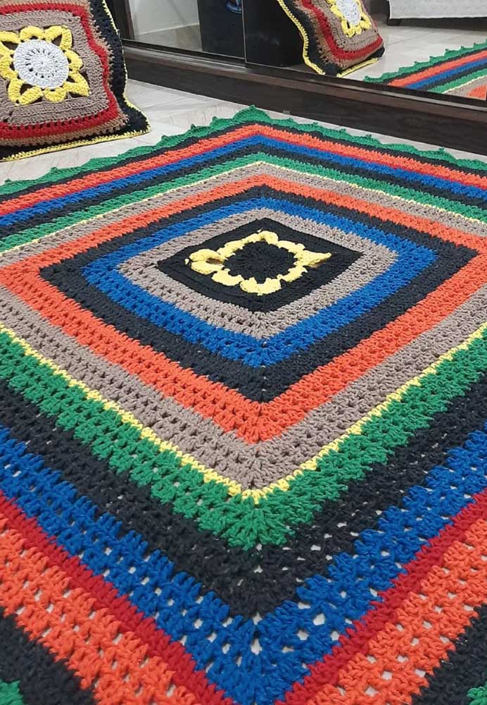 Diferentes faixas de cores no tapete de crochê quadrado para sala.