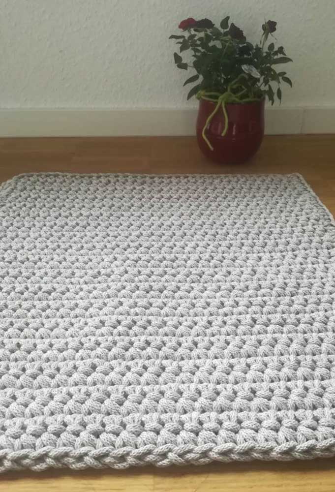 Tapete branco quadrado de crochê com barbante grosso.