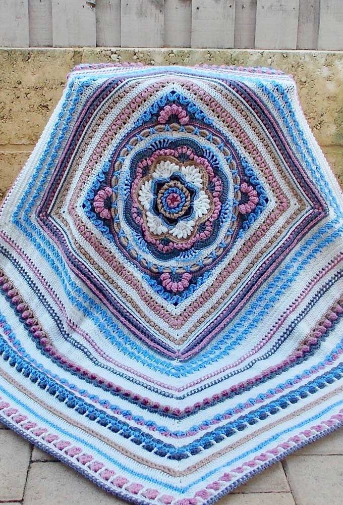 Peça de tapete de crochê toda colorida.