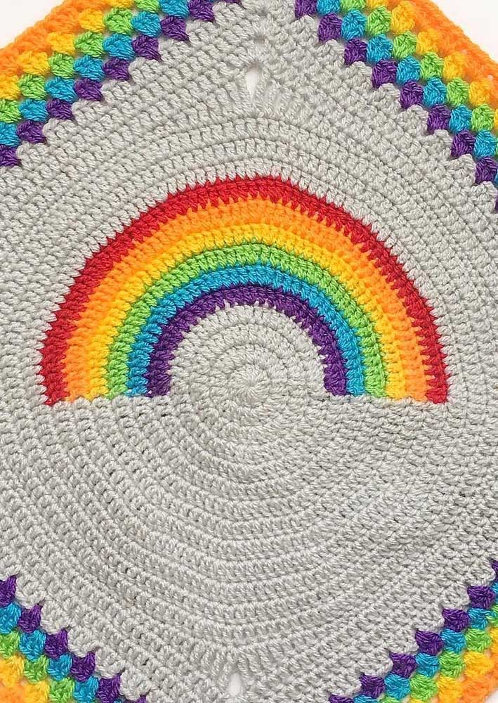 Arco-íris em tapete de crochê quadrado.