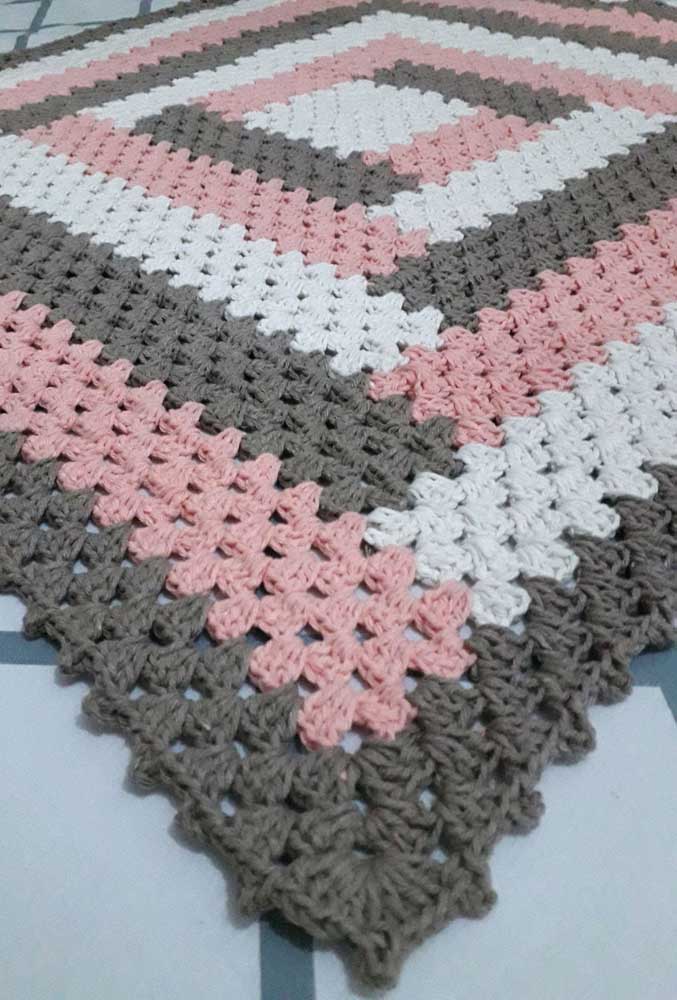 Tapete de crochê quadrado com barbante rosa, branco e cinza.