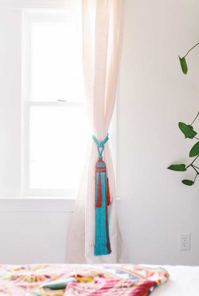 Prendedor de cortina colorido e alegre para contrastar com a brancura da parede e da cortina
