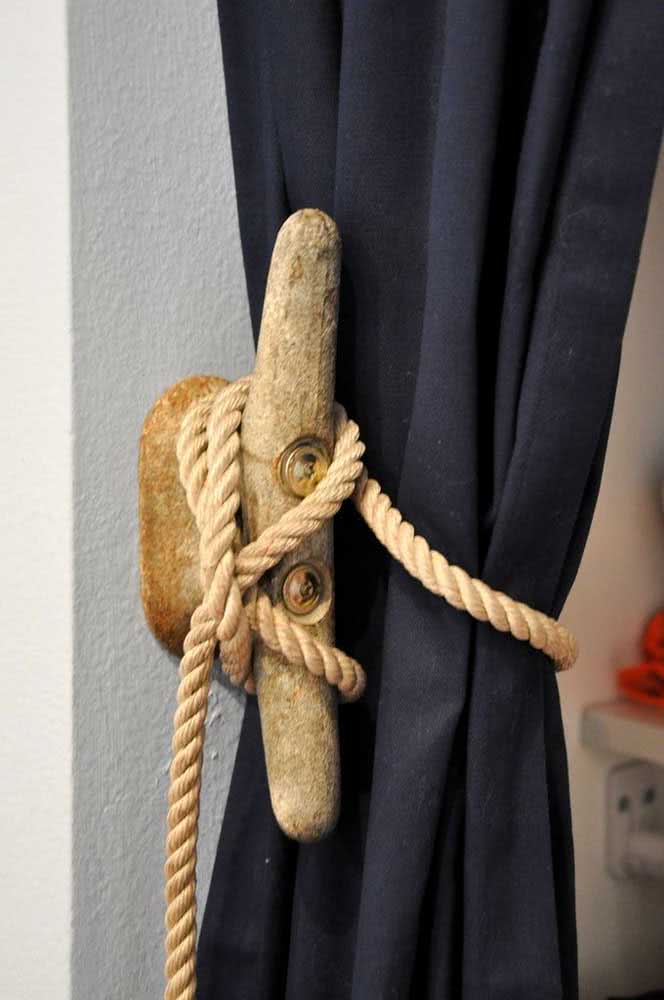 Anote essa dica: fixe um galho na parede e amarre a cortina nele usando uma corda. Quer prendedor mais simples do que esse?