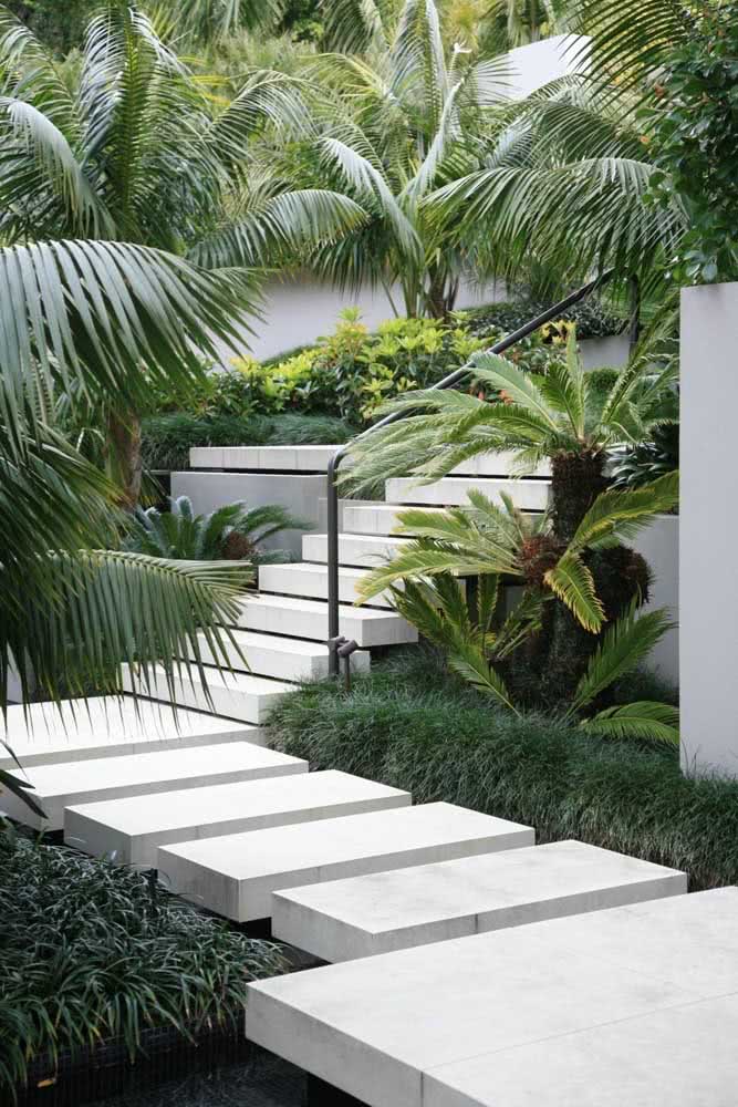 Jardim tropical planejado para acompanhar a escada
