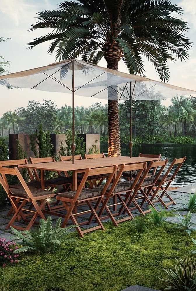 Que tal almoçar no seu jardim tropical? Para isso, reserve mesas e cadeiras