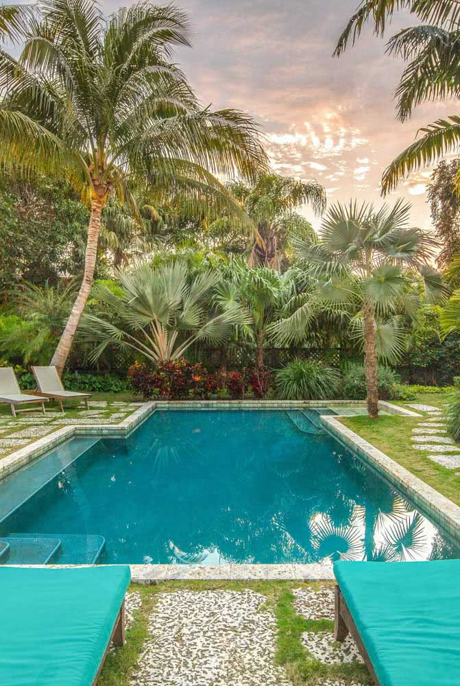 Sol, calor, piscina e um jardim tropical: uma combinação e tanto, você não acha?
