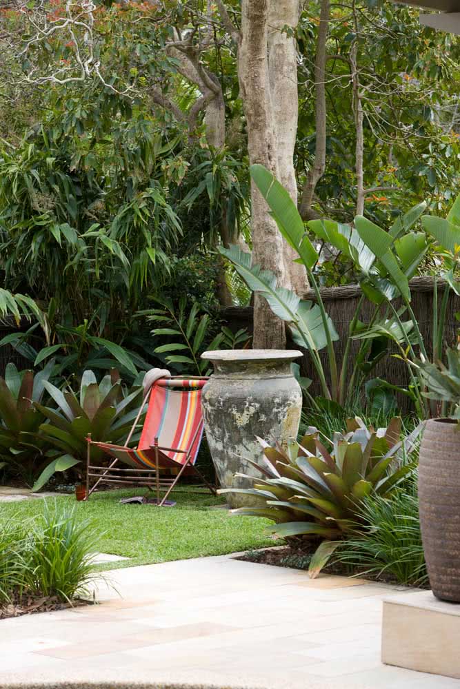 Jardim tropical com cadeira de praia, porque não?