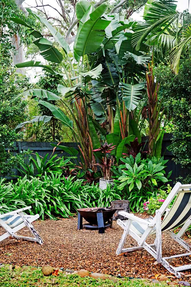 Um cantinho para relaxar no próprio jardim tropical