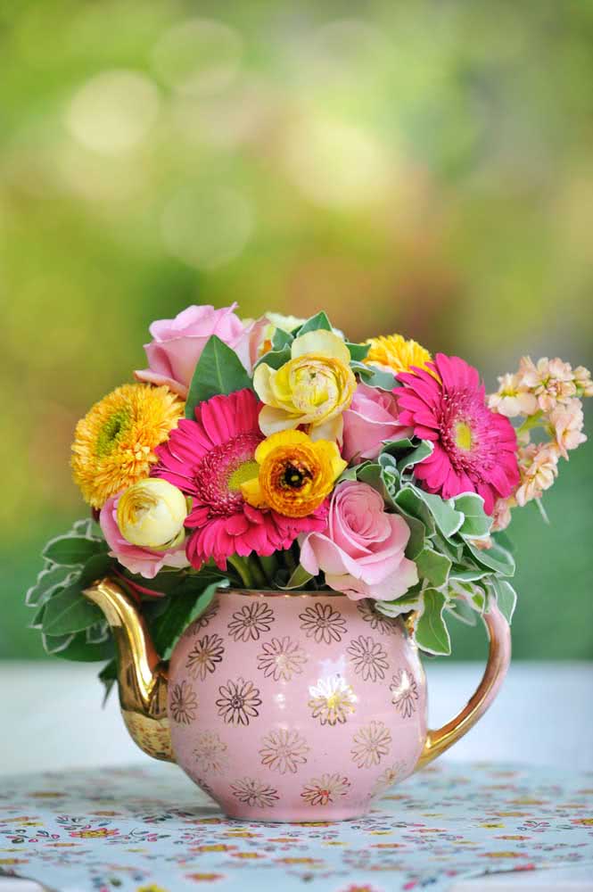 Arranjo delicado e romântico de gérberas rosas combinadas a flores amarelas