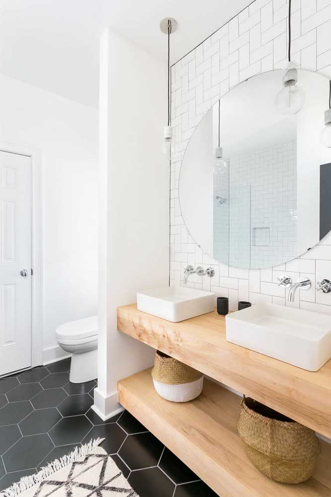 Banheiro branco moderno com bancada de madeira: o menos que é mais