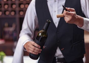 Como abrir garrafa de vinho sem saca rolhas: 6 técnicas eficientes