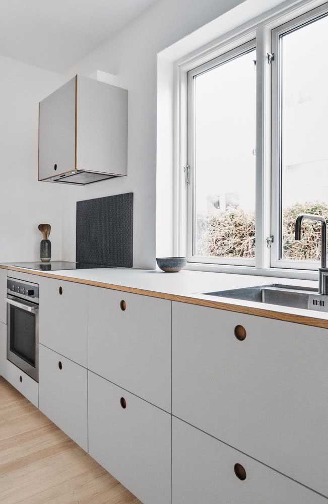 Cozinha simples com armários na cor cinza.