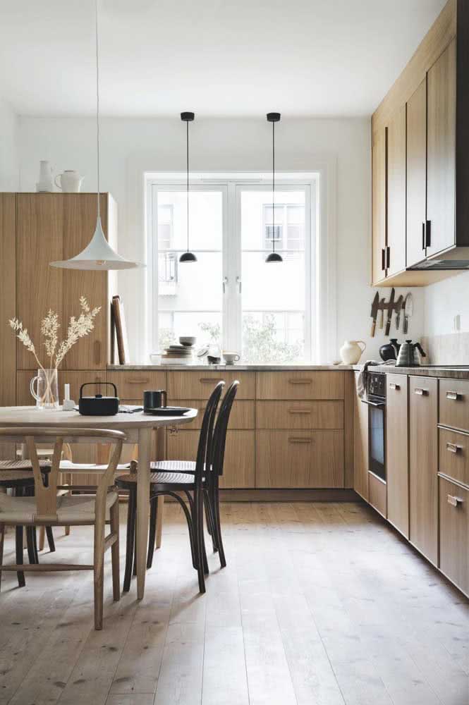 Cozinha de madeira elegante e bem espaçosa.