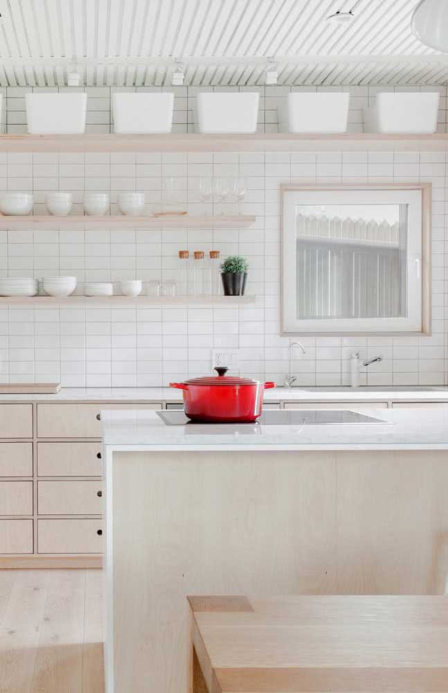 Cozinha simples minimalista com prateleiras bem organizadas.