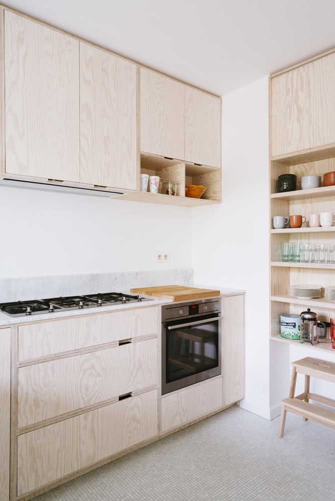Se sua cozinha é bem pequena, prefira utilizar cores claras para a pintura, revestimento e móveis.