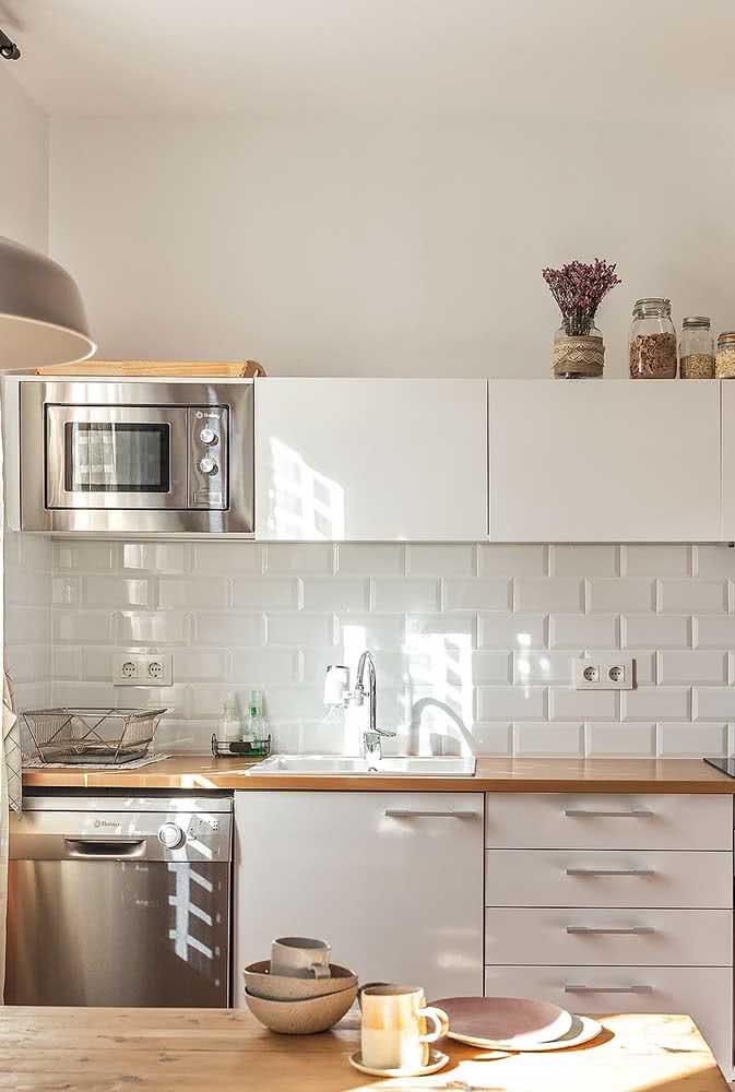 Cozinha branca simples com azulejo subway tiles.