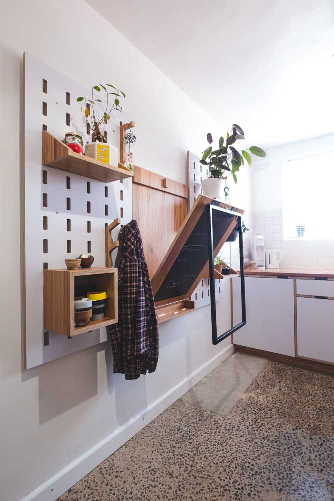 A mesa retrátil é também uma incrível solução para pequenos espaços e com a cozinha simples não é diferente.