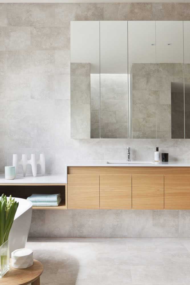 Banheiro moderno com mármore travertino como revestimento no piso e na parede.