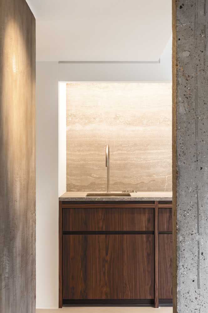 Banheiro minimalista e elegante com mármore travertino na bancada da pia e na parede.