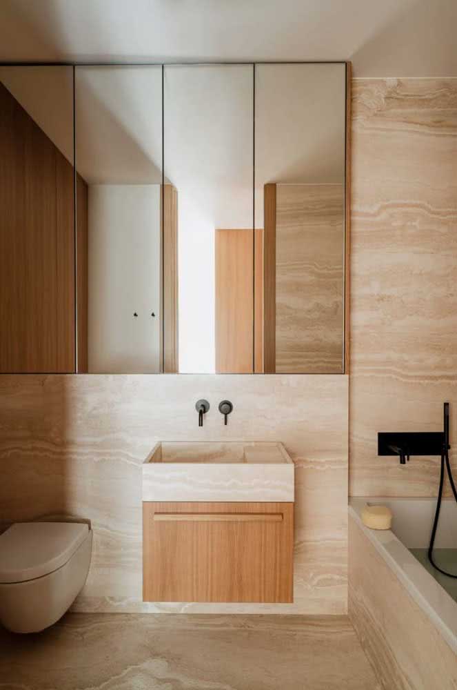 Banheiro com banheira revestido de mármore tanto na parede como no piso.