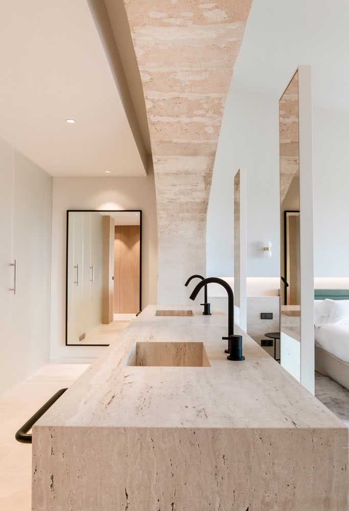 Elegante e sofisticado banheiro de casal com duas cubas de mármore travertino.