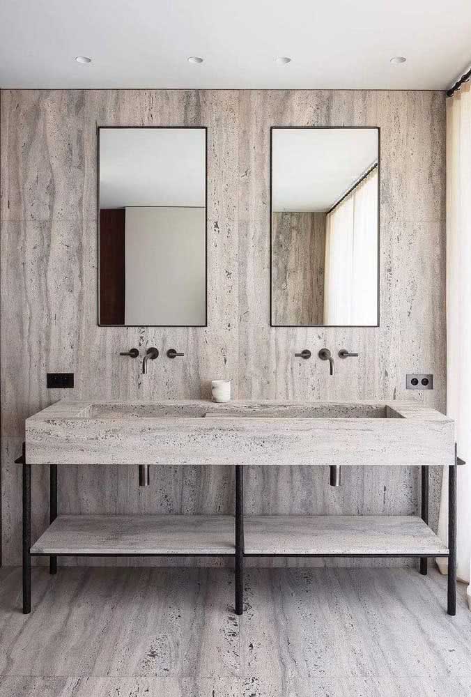 Banheiro com pia dupla em mármore travertino, assim como o piso e parede