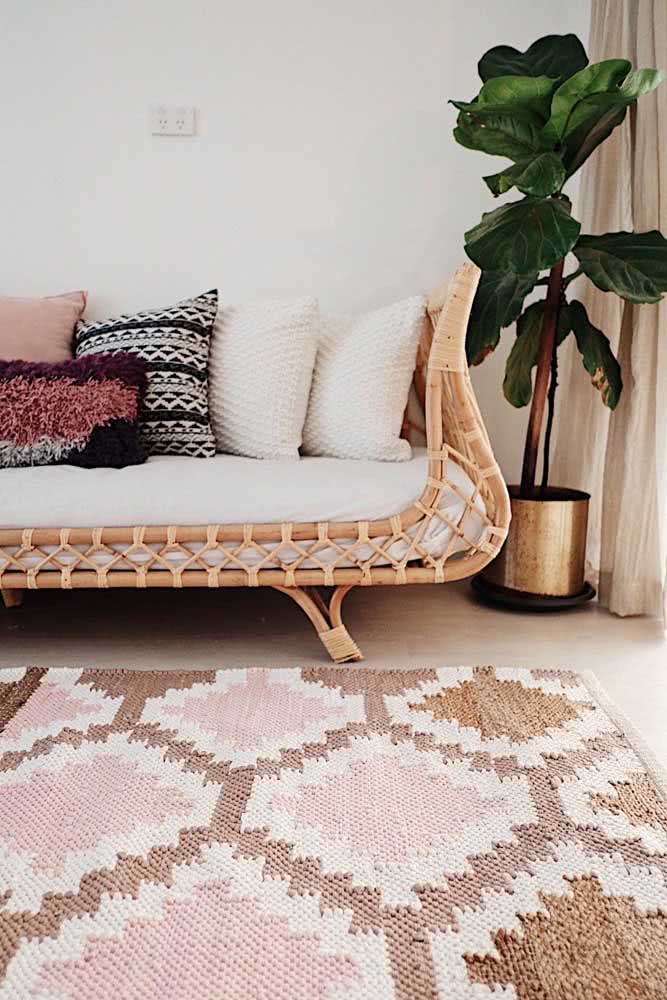 Marrom, rosa e branco: estas são as cores principais deste modelo de tapete de crochê.