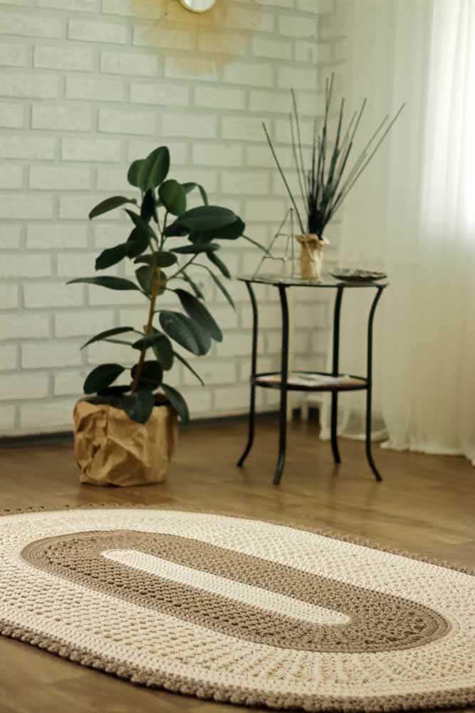 Tapete de crochê oval marrom e claro para qualquer sala.