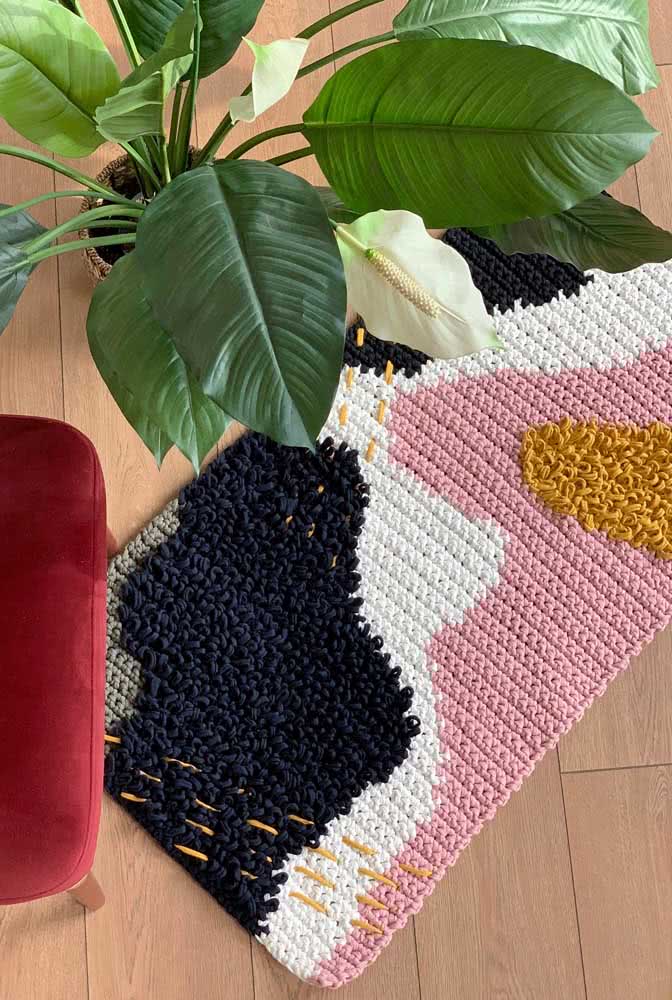 Tapete de crochê para sala vaquinha: branco, preto, palha, rosa e amarelo tudo em uma mesma peça!