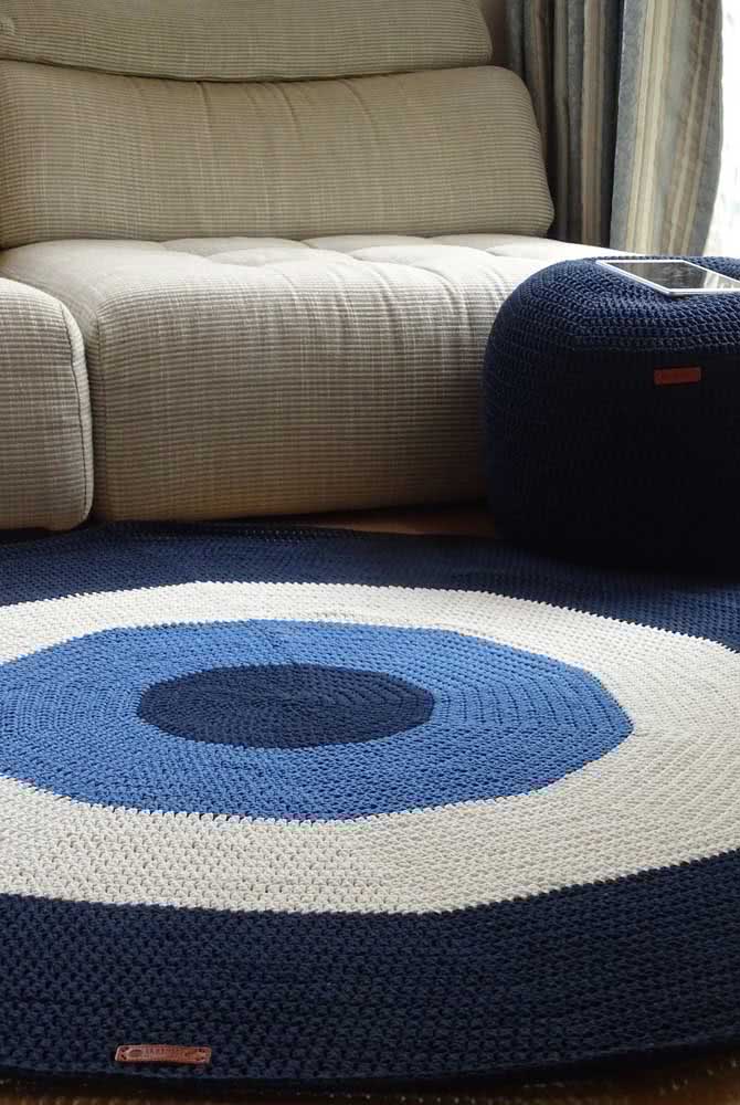 Para combinar com o puff de crochê: tapete redondo de crochê com camadas de cor azul e branca.