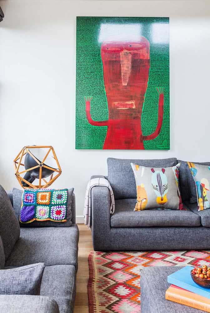 Tapete de crochê multicolorido para sala de estar.