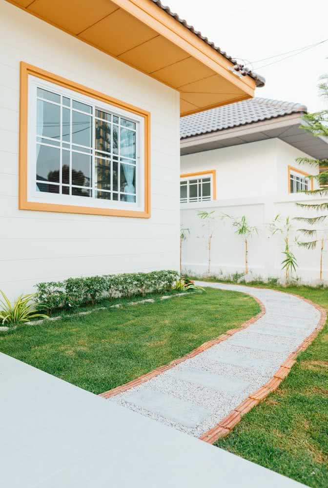 Fundos de casa simples com pintura amarela no telhado de madeira e na lateral da janela.