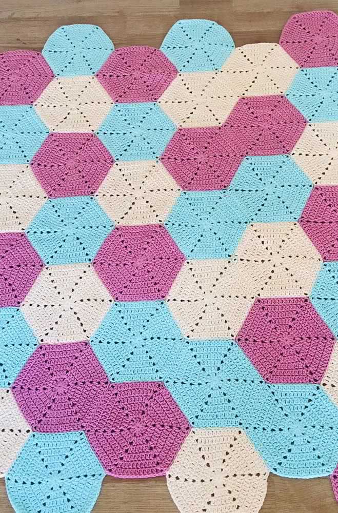 Modelo de tapete com hexágonos azuis, algodão e rosa intercalados na peça.