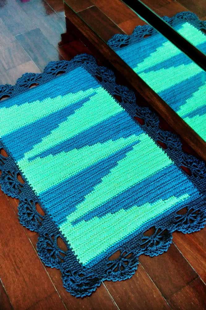 Tons de azul e verde água em uma peça de crochê para colocar onde você quiser.