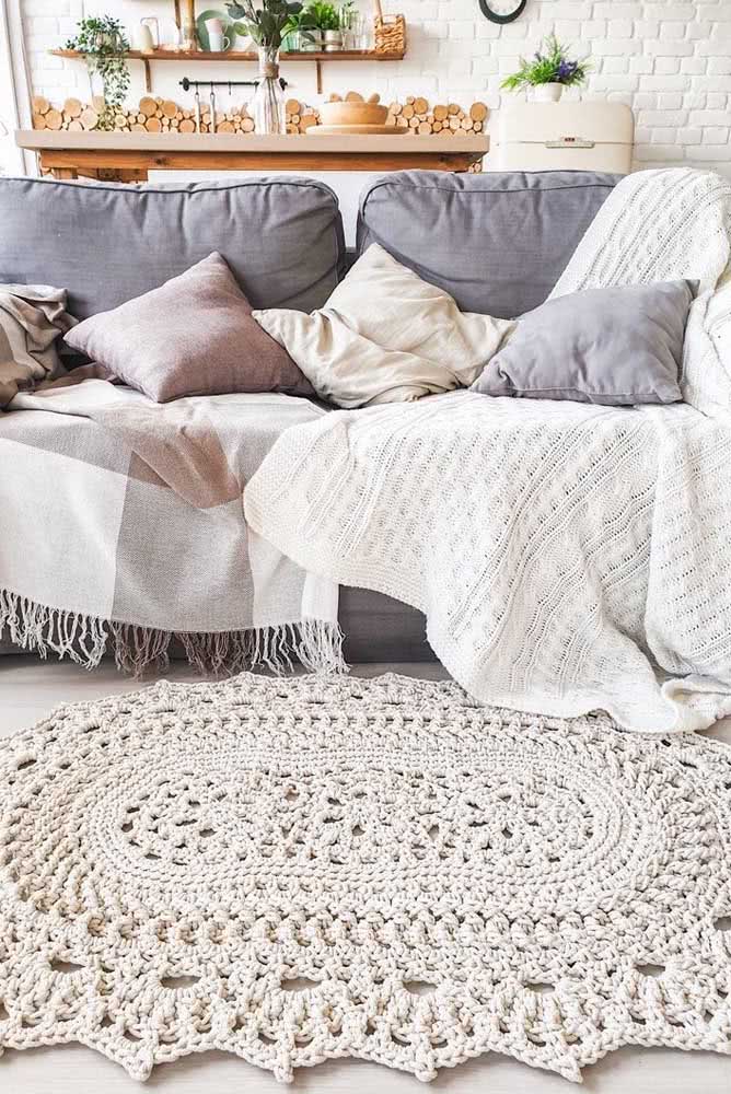 Modelo de tapete oval com cor de barbante para sala com sofá.