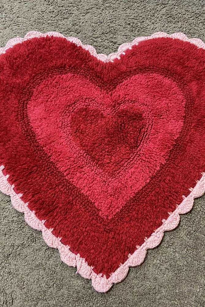 Tapete de tecido vermelho com borda de crochê.