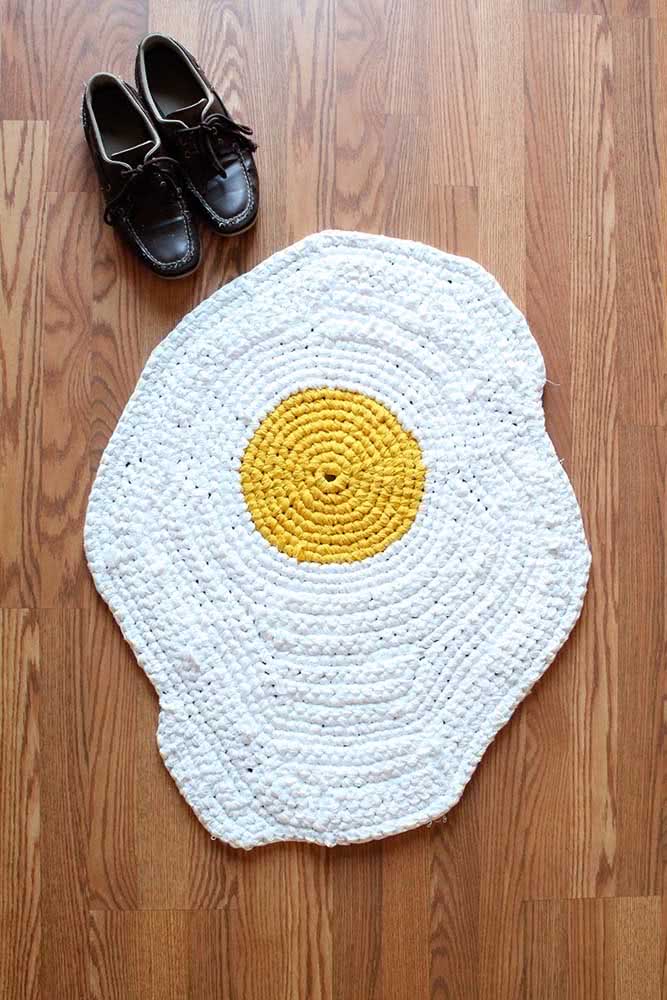 Formato ovo: peça branca com centro amarelo que remete a gema de um ovo.
