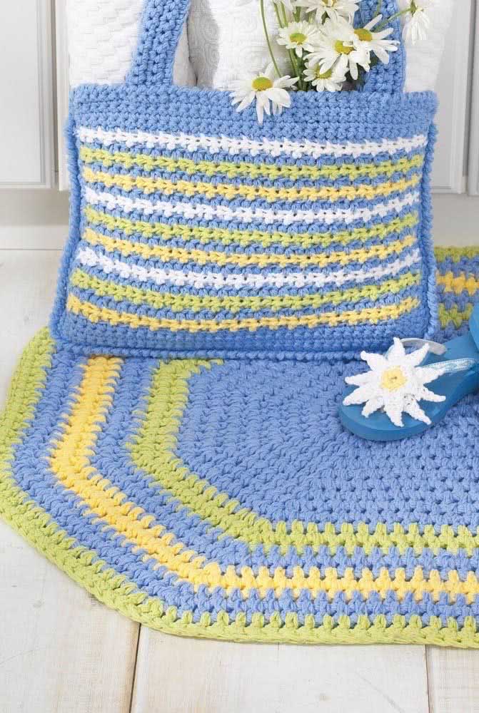 Decoração de tapete de crochê que combina muito bem com a bolsa.