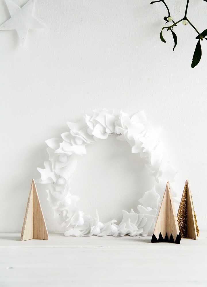 Guirlanda de Natal branca super estilosa para uma decoração suave.